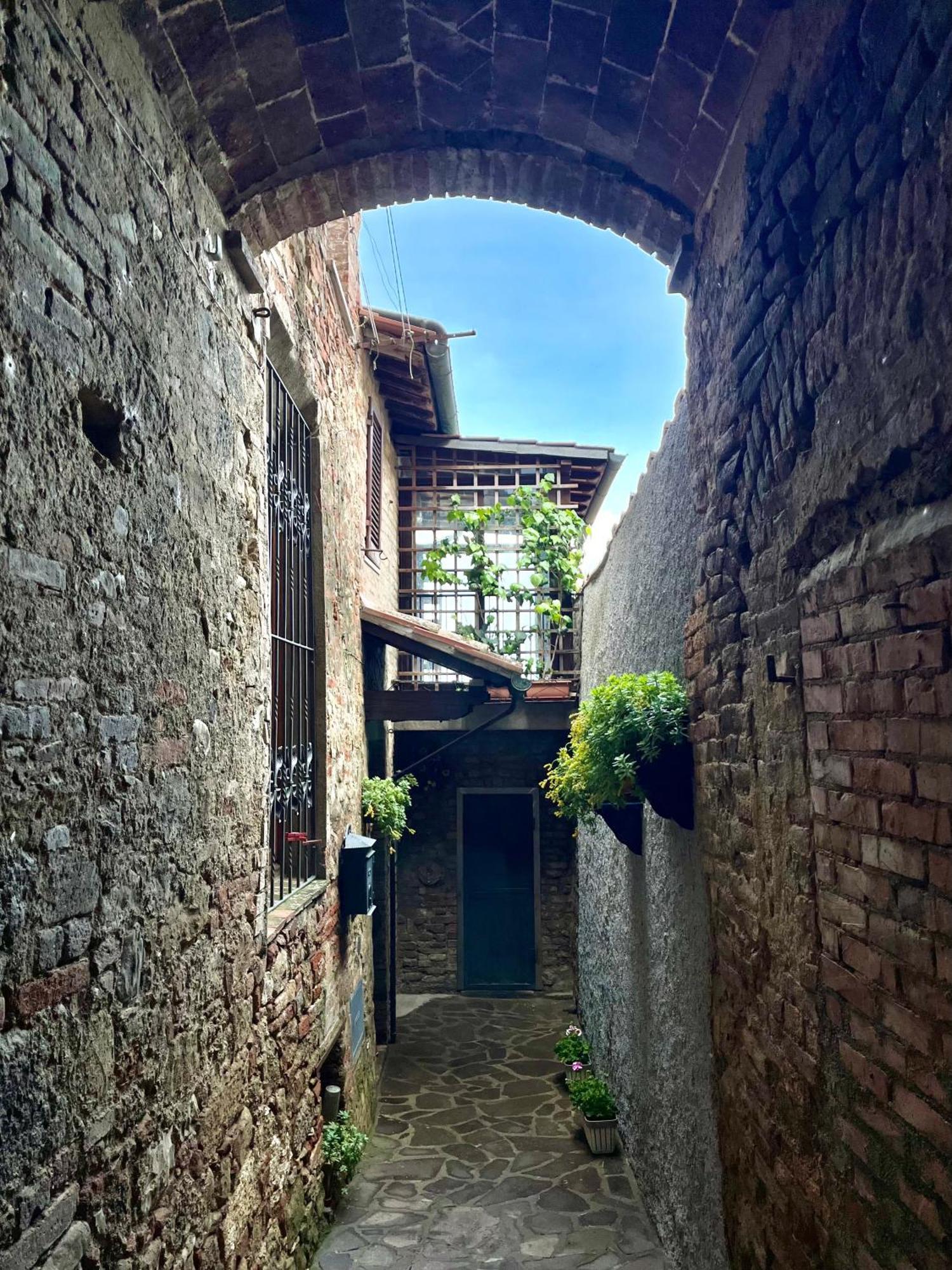 Appartamento Mirella In Centro Storico Казоле-д'Эльса Экстерьер фото